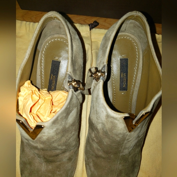 Louis Vuitton suede V Bahiana booties size 38 **Read Details ** - Picture 5 of 13